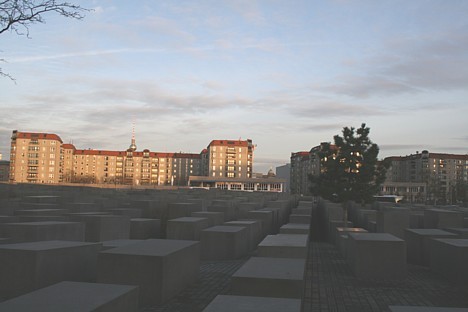 Memoriāls nogalinātajiem Eiropas ebrejiem Berlīnes centrā www.stiftung-denkmal.de, tas apvieno 2 711 dažāda izmēra betona stabus