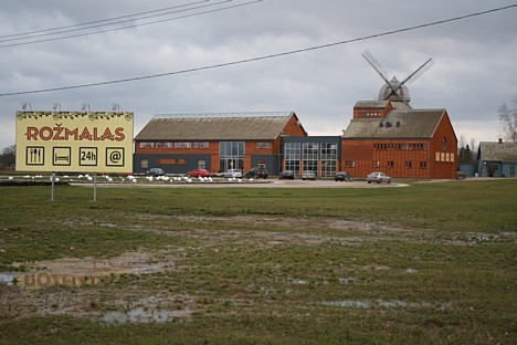 Atpūtas komplekss Rožmalas atrodas 76 km attālumā no Rīgas, 7 km aiz Bauskas Grenctāles virzienā Atpūtas komplekss Rožmalas atrodas 76 km attālumā no Rīgas, 7 km aiz Bauskas Grenctāles virzienā 20298