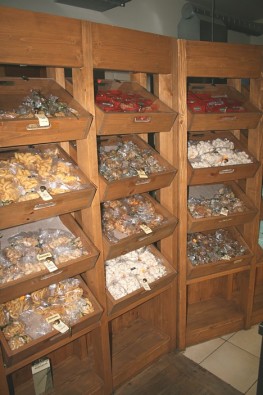 Rožmalām ir sava beķereja, kur ir iespējams nogaršot svaigas maizītes, cepumus, smalkmaizītes, piparkūkas, raušus, kūkas, kliņģerus un tortes Rožmalām ir sava beķereja, kur ir iespējams nogaršot svaigas maizītes, cepumus, smalkmaizītes, piparkūkas, raušus, kūkas, kliņģerus un tortes 20310