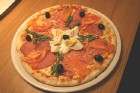 Čili Pica jums piedāvā saņemt nevis iepriekš izceptu picas šķēli, bet tieši Jums pagatavotu dažādu diametru picas, sākot no 20 cm līdz 50 cm (diametrā 8