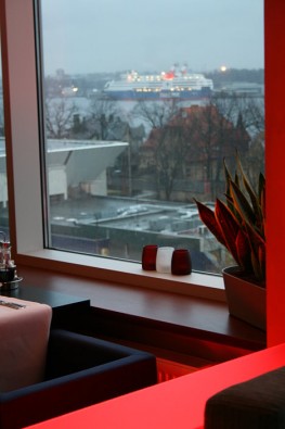 No restorāna logiem var vērot kā Rīgas ostā pienāk un atiet prāmji 20767