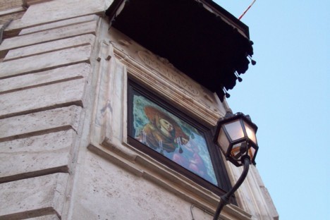 Viena no daudzajām svētnīcām ar madonnas gleznu, kas saucama par „edicola“ vai „madonnina“ 21025
