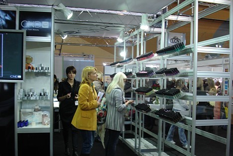 Izstādes gaitā tika piedāvātas ne tikai dažādas preces, bet arī veiktas unikālas apmācības programmas kosmetoloģijas, frizēšanas mākslas, manikīra un  21322