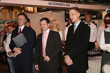 Pa vidu - Kaspars Cimermanis BT1 projekt grupas direktors ir apmierināts ar izstādes dalībniekiem Pa vidu - Kaspars Cimermanis BT1 projekt grupas direktors ir apmierināts ar izstādes dalībniekiem 21885