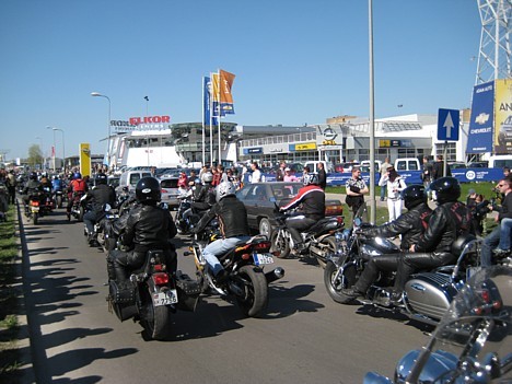 Motociklu parādes brauciena laikā īslaicīgi tika slēgta arī satiksme Krasta ielā, 11.novembra krastmalas, Hanzas un Skanstes ielā 21932