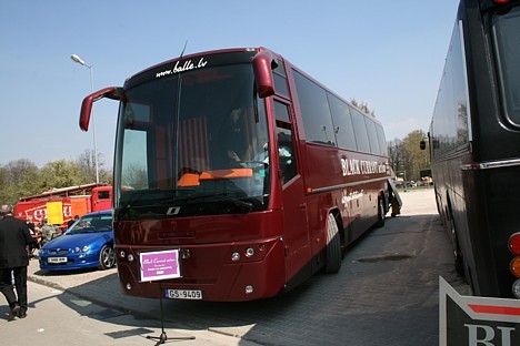 Svētku autobusi ir ērti lietošanā, jo tādā veidā var apbraukāt gandrīz visu pilsētu, malkojot kokteiļus un izvingrinot kājas deju soļos Svētku autobusi ir ērti lietošanā, jo tādā veidā var apbraukāt gandrīz visu pilsētu, malkojot kokteiļus un izvingrinot kājas deju soļos 21941