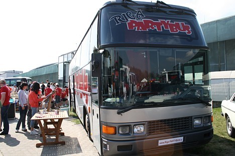 Svētku autobusus var pasūtīt arī izbraukumam uz Latvijas laukiem un nodrošināt svētku atmosfēru kādā no pasākumiem Svētku autobusus var pasūtīt arī izbraukumam uz Latvijas laukiem un nodrošināt svētku atmosfēru kādā no pasākumiem 21947