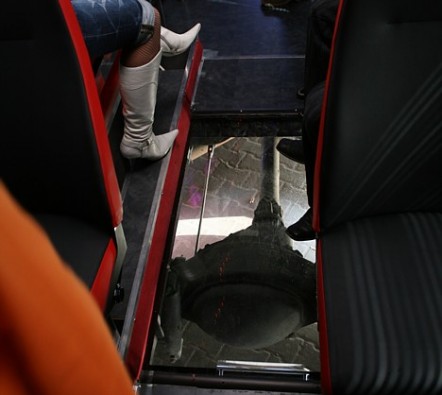 Viens no autobusiem caur drošu stiklu ļauj novērot autobusa aizmugurējā tilta darbību un bedrainās ielas Viens no autobusiem caur drošu stiklu ļauj novērot autobusa aizmugurējā tilta darbību un bedrainās ielas 21951