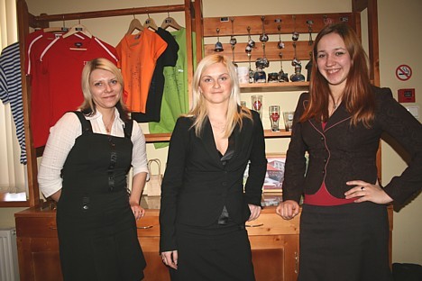 Cēsu TIC viesus sagaida Evita Kinča, Liene Kiršteine (TIC vadītāja) un Maija Šteina (TIC galvenā speciāliste) Cēsu TIC viesus sagaida Evita Kinča, Liene Kiršteine (TIC vadītāja) un Maija Šteina (TIC galvenā speciāliste) 22002