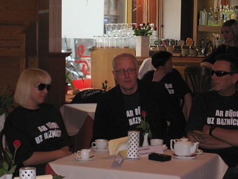 Tāpat mūziklā piedalās (no kreisās): Candy-Liene Bronuša, Jānis Paukštello un Guntis Veits 22048