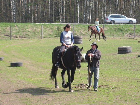 Uzsākot jāšanas apmācību tiek mācīts cilvēkiem izprast zirgu, viņa rīcības motīvus, un saudzīgi apejoties iekarot zirga uzticību 22075