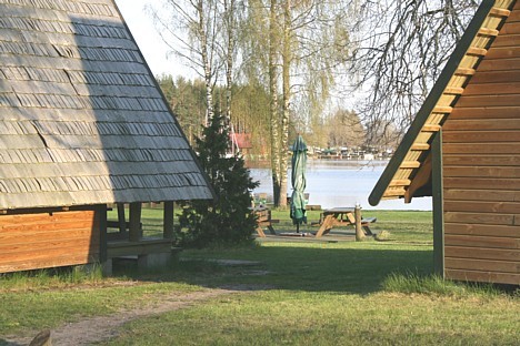 No katras mājiņas paveras skats uz Usmas ezeru 22108