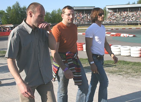 Skatītāju vidū - no labās Dakāras motosportists Jānis Vinters un pa vidu Latvijas autorallija leģenda Vorobjovs Skatītāju vidū - no labās Dakāras motosportists Jānis Vinters un pa vidu Latvijas autorallija leģenda Vorobjovs 22273