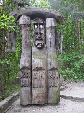 Neringā atrodas koka skulptūru parks - Raganu kalns 22664
