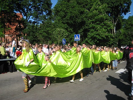 Skolēni draudzīgi soļo tērpušies vienā 