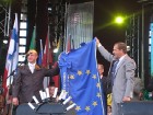 Druskininkai pilsētas mērs Ričanrdas Malinauskas (no kreisās) saņem Eiropas Savienības goda karogu par Druskininku pašvaldības ieguldījumu Eiropas att 19