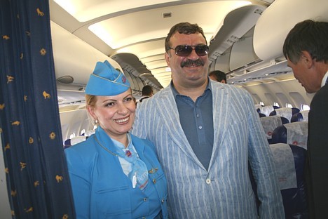 Armavia prezidents Mihails Bagdasarovs ar stjuarti izrāda lidmašīnu 22824