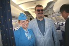 Armavia prezidents Mihails Bagdasarovs ar stjuarti izrāda lidmašīnu 5