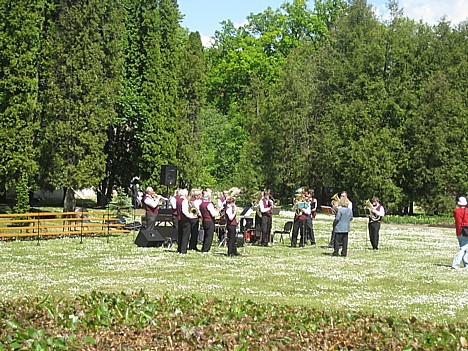 Siguldas Jaunās pils dārzā spēlēja un dziedāja Siguldas novada kori un mūzikas kolektīvi 22866