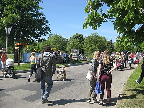 Siguldieši un tās viesi dodas uz Spieķu parku, kur notika Siguldas novada uzņēmumu stendu apskate 22873