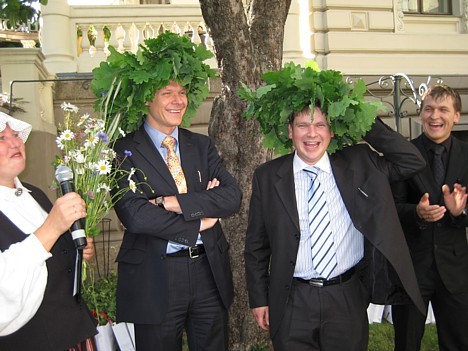 Viesnīcas direktors Jānis Jenzis (pirmais no kreisās) ielīgo Jāņu svētkus 23319