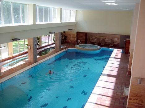 Spa centrā atrodas arī plašs baseins. Baseins katru dienu ir atvērts visiem apmeklētājiem. Šeit notiek arī peldēšanas apmācības Spa centrā atrodas arī plašs baseins. Baseins katru dienu ir atvērts visiem apmeklētājiem. Šeit notiek arī peldēšanas apmācības 23650