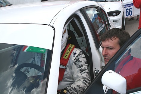 STR komandas vadītājs Ģirts Krūzmanis dod instrukcijas automašīnas BMW 130i pilotam Igoram Grušeļevskim 23659