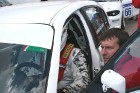 STR komandas vadītājs Ģirts Krūzmanis dod instrukcijas automašīnas BMW 130i pilotam Igoram Grušeļevskim 5