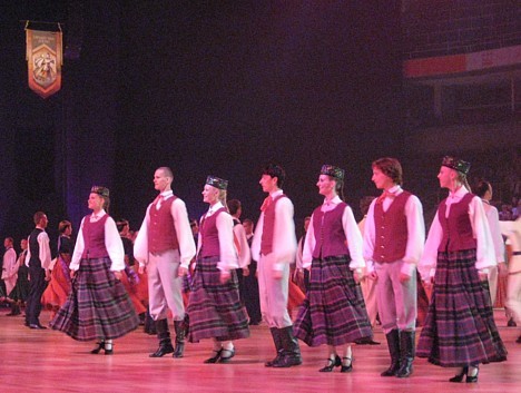 Kolektīvi izpildīja par klasiku kļuvušās 28 latviešu horeogrāfu dejas 23884