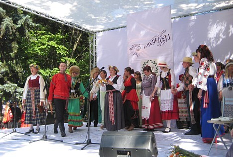 XXIV Dziesmusvētku un XIV Deju svētku ietvaros Rīgā, Vērmanes dārzā notika mazākumtautību fetivāls 