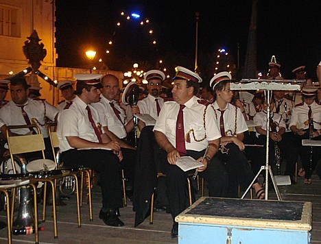Vietējie iedzīvotāji visu gadu plāno arī mūzikas programmu, mācās dziesmas! Šie cilvēki Fiestas laikā bezmaksas spēlē dažādas dziesmas Vietējie iedzīvotāji visu gadu plāno arī mūzikas programmu, mācās dziesmas! Šie cilvēki Fiestas laikā bezmaksas spēlē dažādas dziesmas 25177