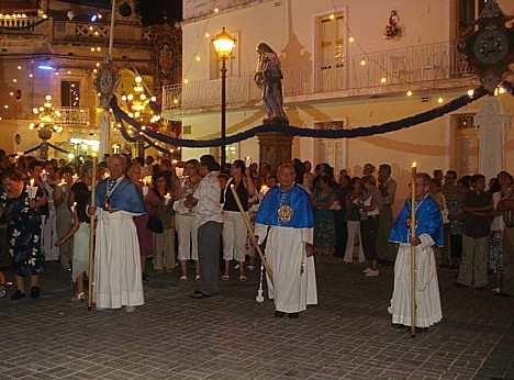Ceremonijā piedalās priesteri, baznīcas draudze, kā arī visi ciematiņa iedzīvotāji 25178