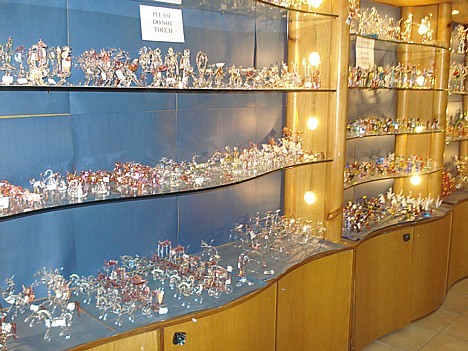 Veikaliņā atrodas gan dažādas vāzes, gan arī smalki stikla izstrādājumi, kuru cenas svārstās no 10 - 300 eiro 25221