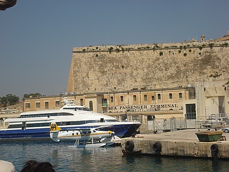 Maltas tūrisma informācijas centrs piedāvā arī apskatī Maltu no augšas, pusstundas lidojumā ar helikopteri 25439