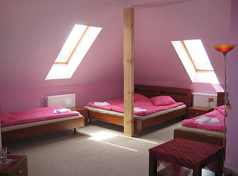 Viesu nams Latroze piedāvā 10 jaukas un krāsainas vienvietīgas, divvietīgas, trīsvietīgas un pusluksa istabiņas. Katrā istabā ir aprīkota dušu, WC, TV 25512