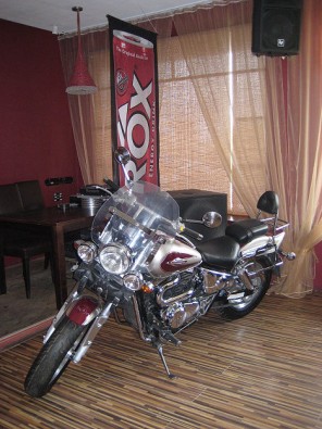 Restorānā goda vietā stāv motocikls, kuru kā izrādās, var arī vakariņojot restorānā iegādāties savā īpašumā. Drīzumā tiks atvērts Siguldā arī Latrozes 25517