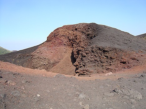 Etna - ir aktīvs vulkāns Sicīlijas austrumos, Mesīnas un Katānijas pilsētu tuvumā. Tas ir Eiropas lielākais aktīvais vulkāns un sasniedz 3 326 metru a Etna - ir aktīvs vulkāns Sicīlijas austrumos, Mesīnas un Katānijas pilsētu tuvumā. Tas ir Eiropas lielākais aktīvais vulkāns un sasniedz 3 326 metru a 25652