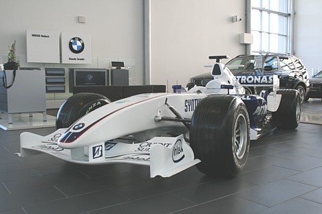 BMW Sauber F1 kopija, ko kā īstu vada piloti Roberts Kubica un Niks Haidfelds 25655