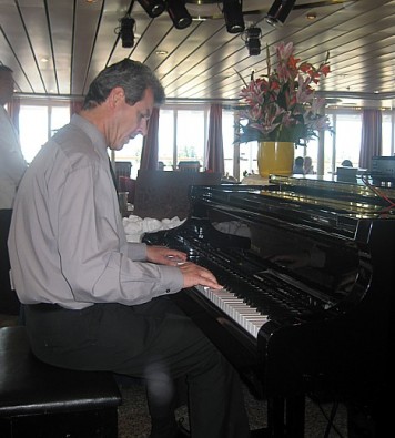 La Terazza restorānā viesiem spēlē arī brīnišķīgu klasisko mūziku 25678