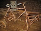 Spridzinātāju velosipēds, ko izdomajuši šahtā strādājošie vīrieši pēc tam, kad šis darbs pārgāja viņu pārziņā (iepriekš to darīja sievietes) 14