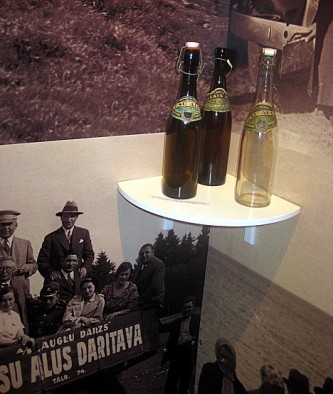 Izstāde veltīta Cēsu alus darītavas devumam Cēsu pilsētas attīstībā no tās pastāvēšanas sākumiem līdz mūsdienām, vienā no telpām ir izstādīta arī Cēsu Izstāde veltīta Cēsu alus darītavas devumam Cēsu pilsētas attīstībā no tās pastāvēšanas sākumiem līdz mūsdienām, vienā no telpām ir izstādīta arī Cēsu 25984
