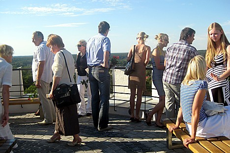 Jaunās pils atklāšanas viesi aplūko skatu no torņa uz Cēsīm 25998