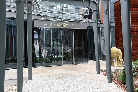 Jau pie viesnīcas ieejas viesus gaida tikšanās ar pirmo ziloni 26220