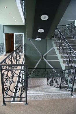 Vēl viena viesnīcas Elefant Hotel atšķirības zīme ir kāpņu margas - Latvijas mākslinieku roku darbs 26227