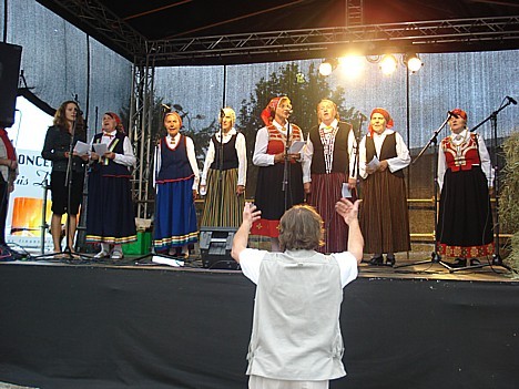 Atklāšanas pasākumā uztājās arī folkloras kopa Saknes 26249