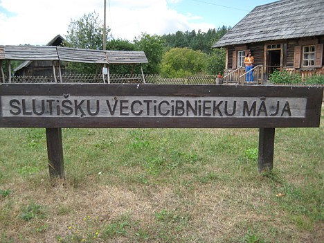 Muzeja fonda materiālos Slutišķi kā ciems ir minēts jau 1745.gadā. Tajā var apskatīt zemnieku mājokļa celšanas tradīcijas Muzeja fonda materiālos Slutišķi kā ciems ir minēts jau 1745.gadā. Tajā var apskatīt zemnieku mājokļa celšanas tradīcijas