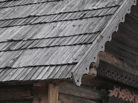 Dekori ne tikai ēkas durvīs un logos, bet arī jumta segumā Dekori ne tikai ēkas durvīs un logos, bet arī jumta segumā