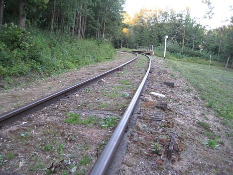 Dzelzceļa sliežu platums ir 750 mm un 1,52 metri plats 26399