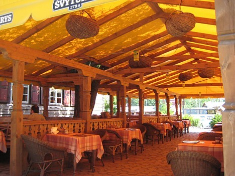 Restorāna āra terase, kur iespējams baudīt kādu garšīgu ēdienu, kā arī ķert kādu saules staru 26586