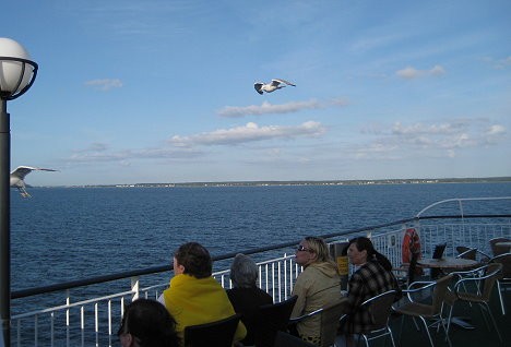 Pasažieri bauda Tallinas ainavu no prāmja klājas 26728